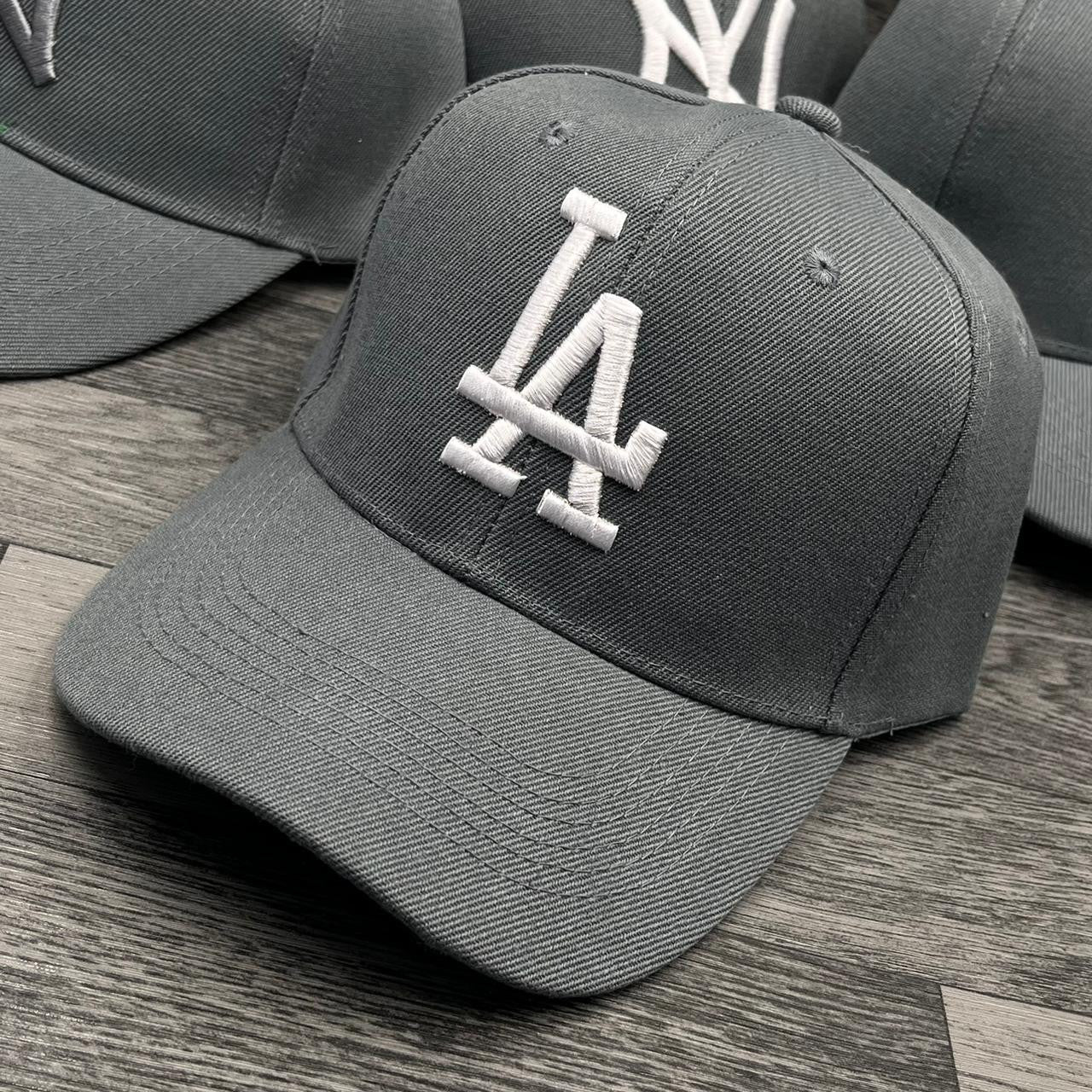 GORRA DEPORTIVA CON LOGO NY - LA -BORDADA AJUSTABLE CON VELCRO