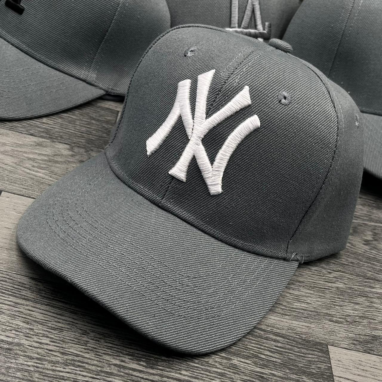 GORRA DEPORTIVA CON LOGO NY - LA -BORDADA AJUSTABLE CON VELCRO