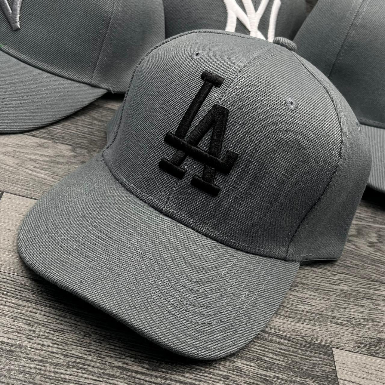 GORRA DEPORTIVA CON LOGO NY - LA -BORDADA AJUSTABLE CON VELCRO