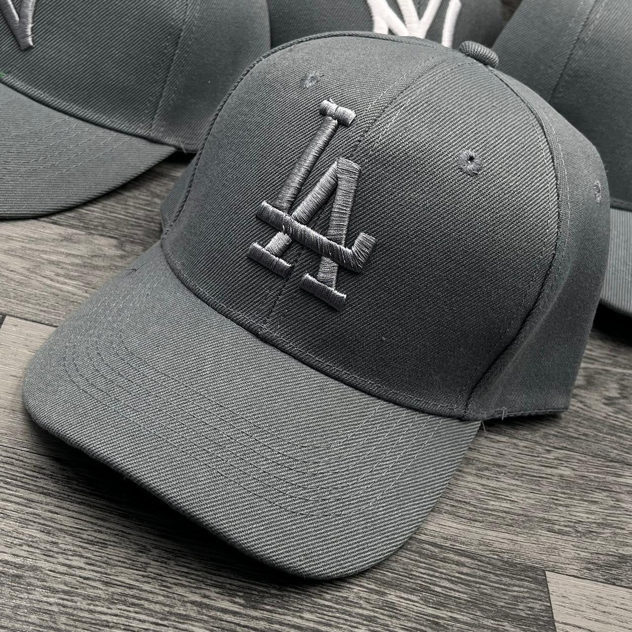 GORRA DEPORTIVA CON LOGO NY - LA -BORDADA AJUSTABLE CON VELCRO