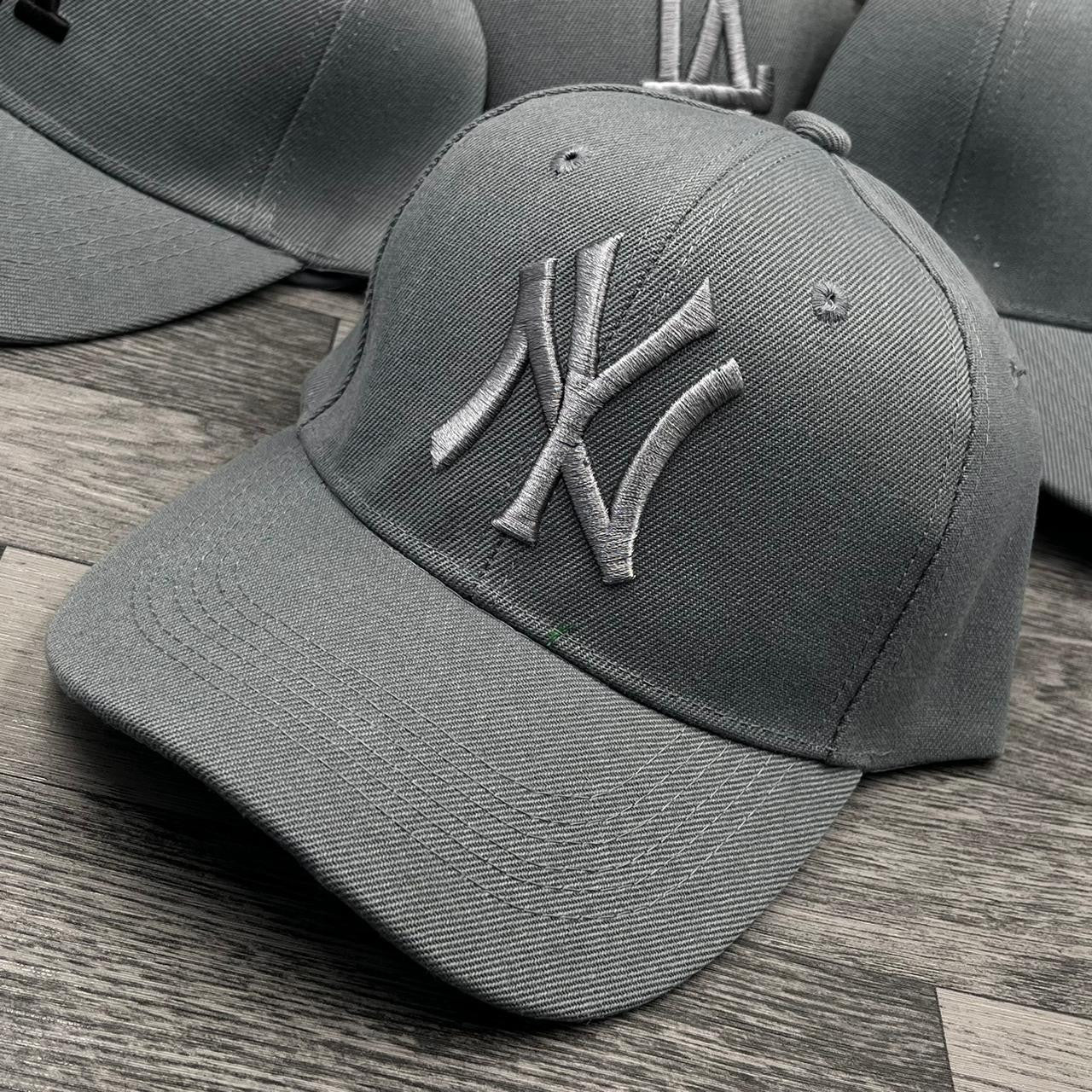 GORRA DEPORTIVA CON LOGO NY - LA -BORDADA AJUSTABLE CON VELCRO